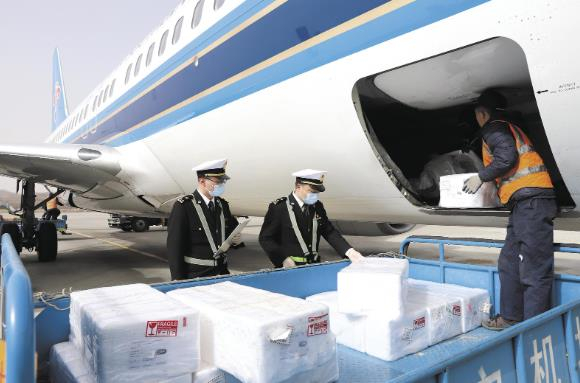 青海开通客运航线“腹舱带货”一体化出口业务。西宁海关供图