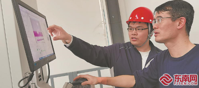 国锐中科技术人员在探讨国家某重大专项增材制造软件智能化升级。
