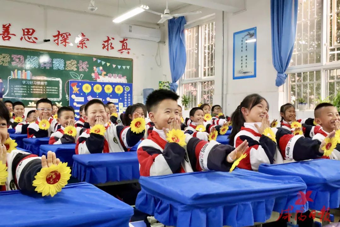 渭城区文汇路小学课间，孩子们沉浸在课桌舞的欢乐气氛中。