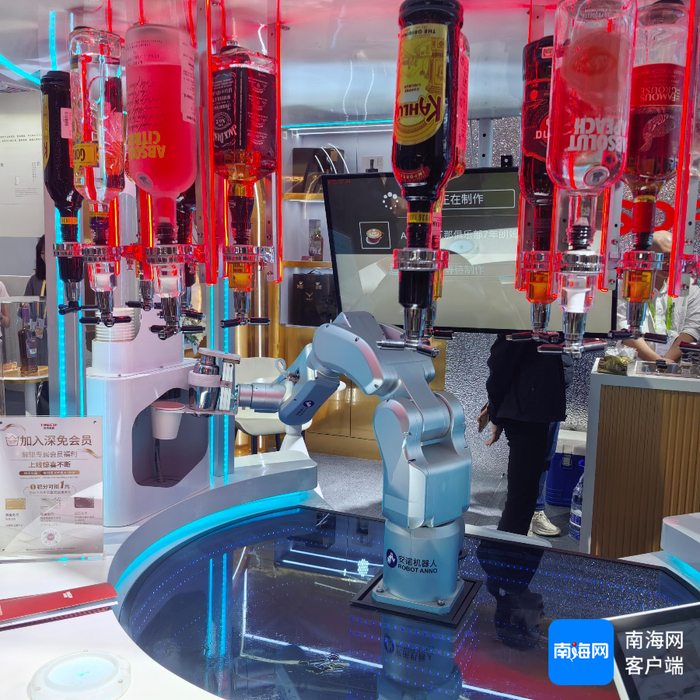 机器人正在调酒。汪慧 摄