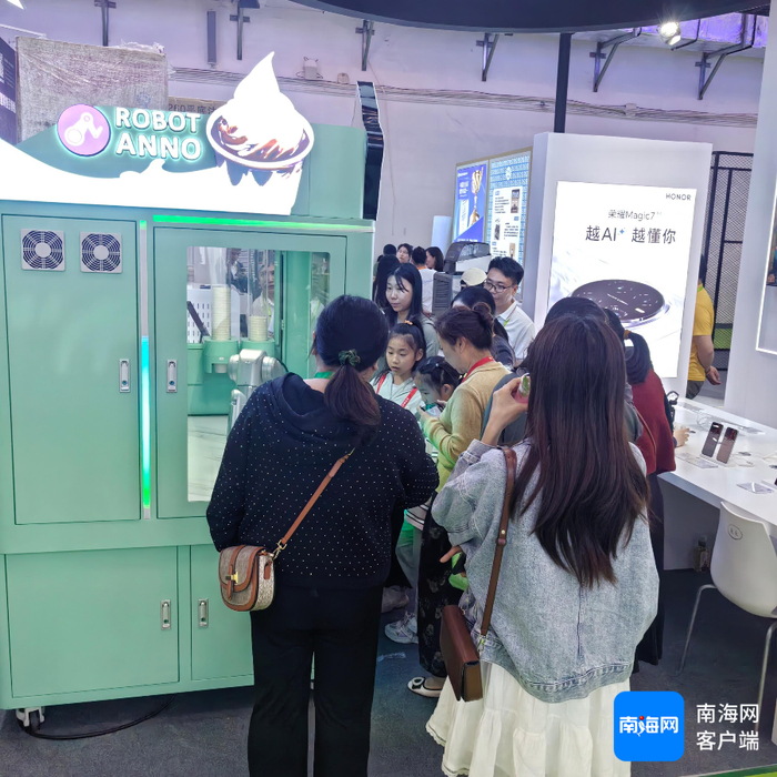 观众体验机器人做冰淇淋。汪慧 摄