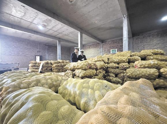 西宁海关关员查验货物。西宁海关供图