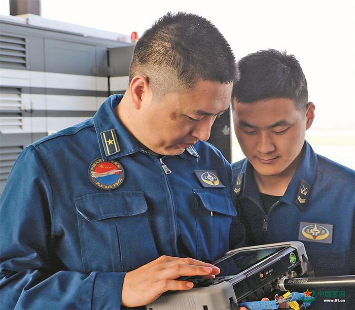 　　空军航空兵某旅官兵检测战机部件。张钊 摄