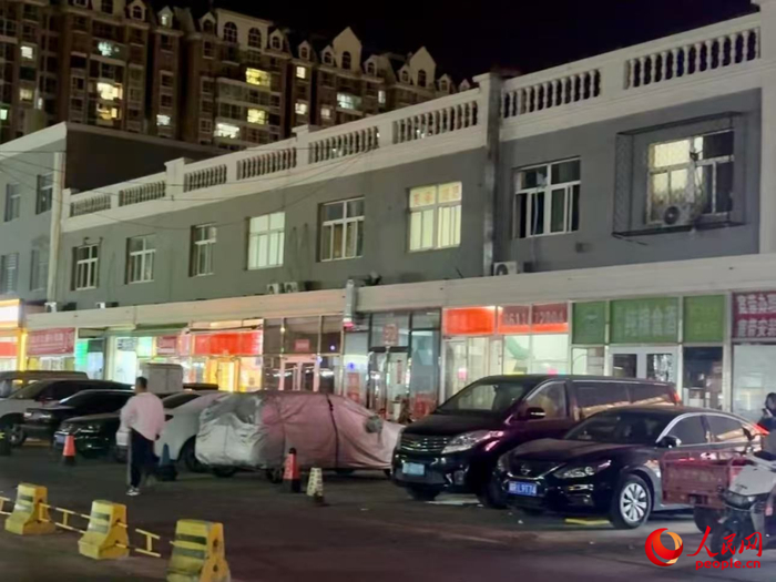 没有招牌的店铺在夜晚难以辨认。人民网 陈叶欣摄