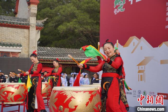 图为比赛前特色节目展演。邹信升 　摄