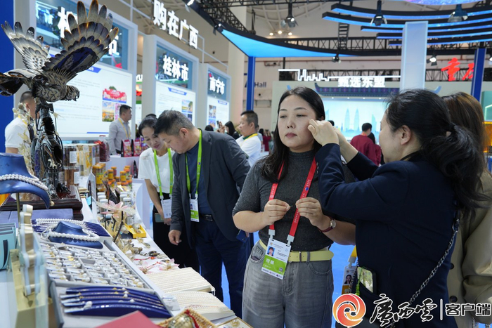 专业观众在了解展品。