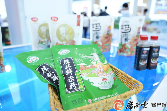 现场展出的袋装桂林米粉。