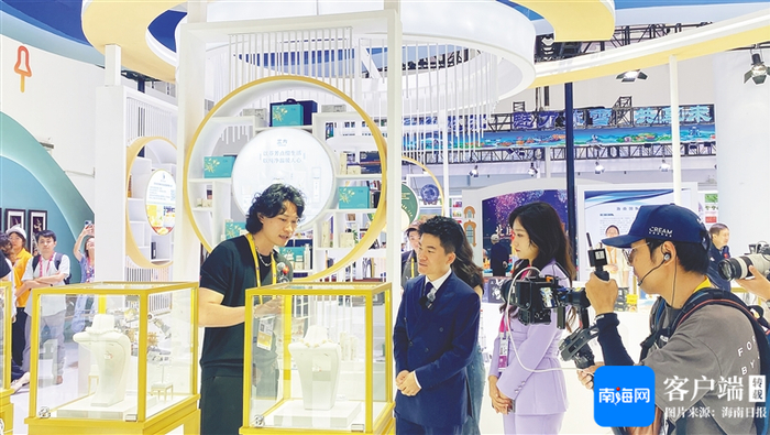 “与辉同行”主播董宇辉在消博会展馆了解产品。海南日报全媒体记者 王晓曈 摄