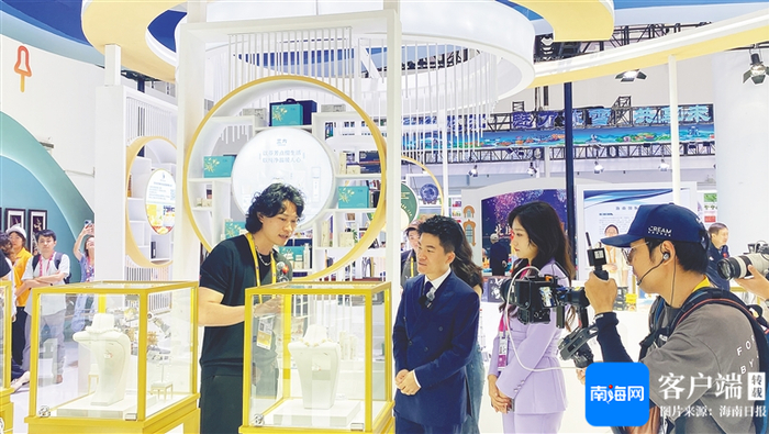 “与辉同行”主播董宇辉在消博会展馆了解产品。海南日报全媒体记者 王晓曈 摄