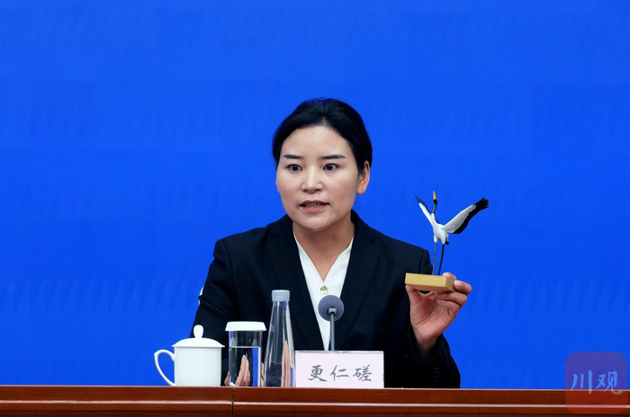 介绍县鸟黑颈鹤。 刘文佳 摄