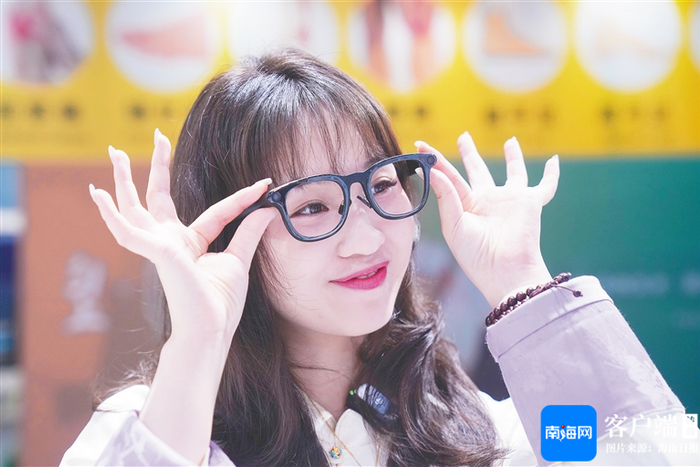 消博会2号馆买全球卖全球展区，观展人员试戴AR智能眼镜。海南日报全媒体记者 王程龙 摄