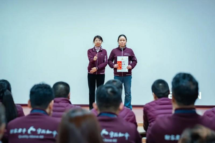 ▲酣客君丰工会主席张瑜为获奖职工颁奖