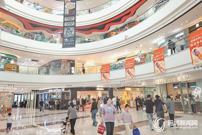 中心城区万达广场内人流如织，各类商品琳琅满目。记者 金玉敏 摄