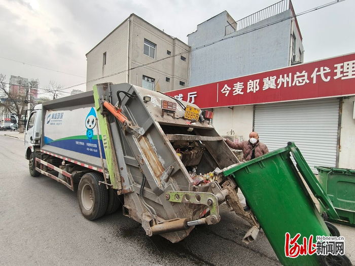 4月4日，衡水市冀州区大刘家庄村，河北省冀信环保科技有限公司的清运员正在清运垃圾。李亚飞摄
