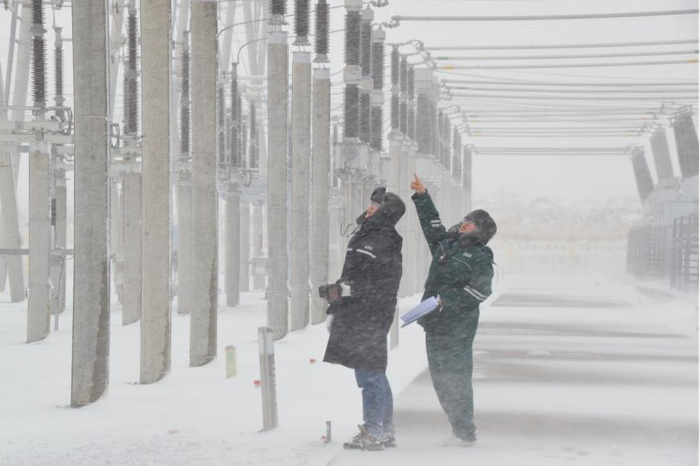 国网蒙东呼伦贝尔供电公司员工在满洲里220千伏变电站进行特巡。