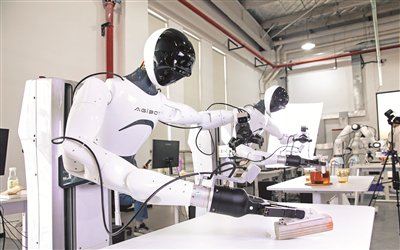 独角兽企业上海智元新创技术有限公司在人形机器人数采中心对机器人产品进行场景实训。上海智元新创技术有限公司供图