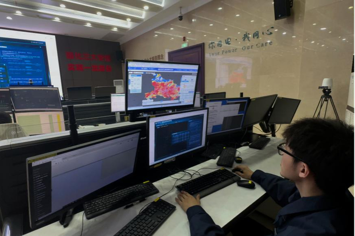 国网湖北电力公司员工关注雷电活动态势和影响范围，查看预警线路和设备情况。