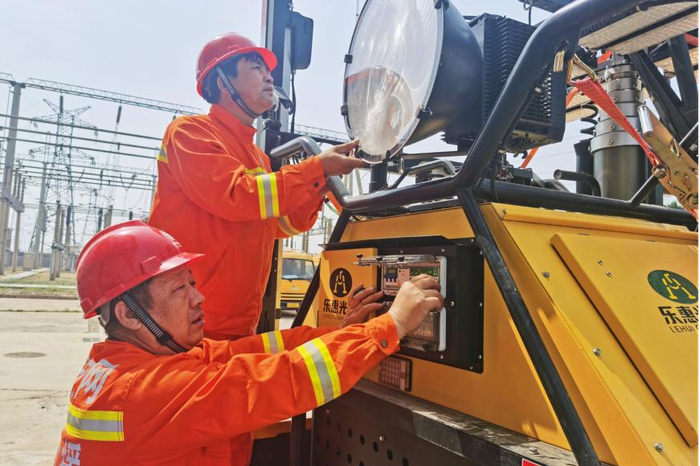 国网北京电力公司员工检查照明灯塔，准备随时应战大风天气。