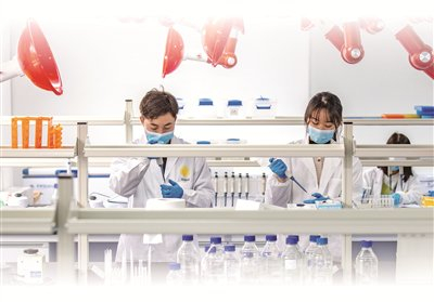 独角兽企业武汉爱博泰克生物科技有限公司的科研人员在实验室内工作。资料图片