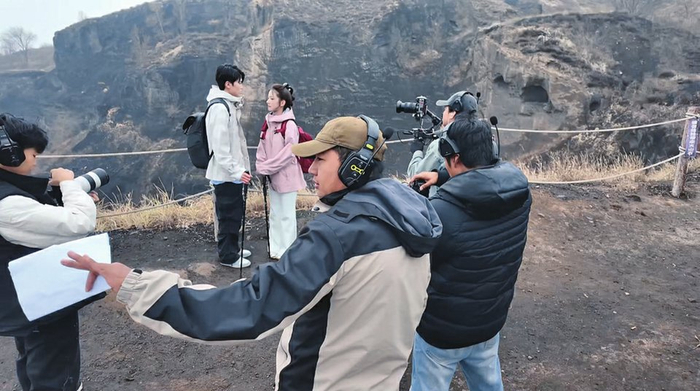 微短剧《我们在哪里见过》在大同火山群国家地质公园取景拍摄。本报通讯员摄
