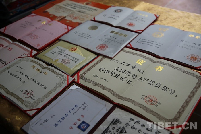 图为王万青生前获得的荣誉（部分） 摄影：冯重霖