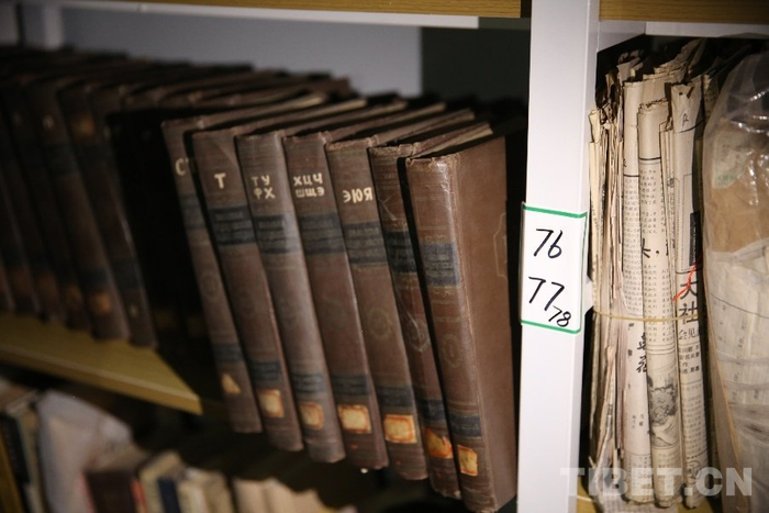 图为王万青所藏俄文医学资料 摄影：冯重霖