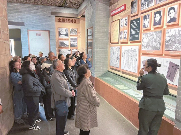 解放太原战役陈列馆内，讲解员为大家介绍烈士事迹。本报通讯员摄