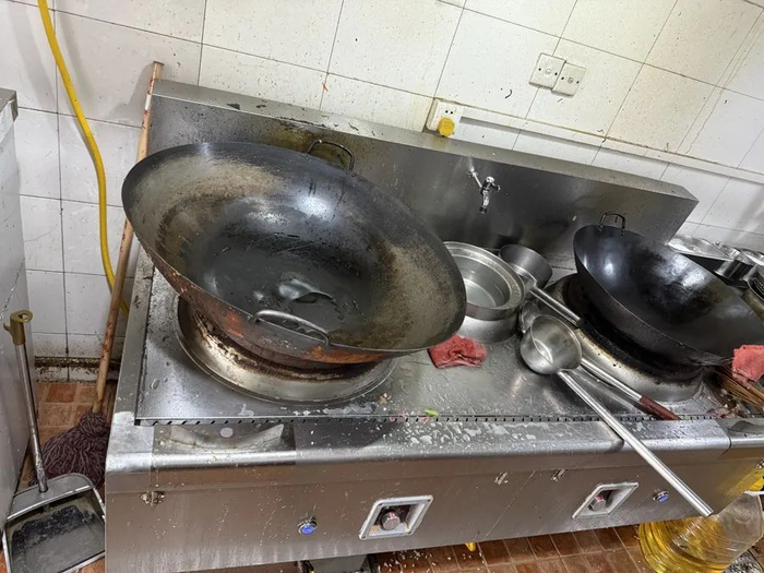 一家炒菜店因是租户，未安装天然气，只能购入大型电锅炒菜。