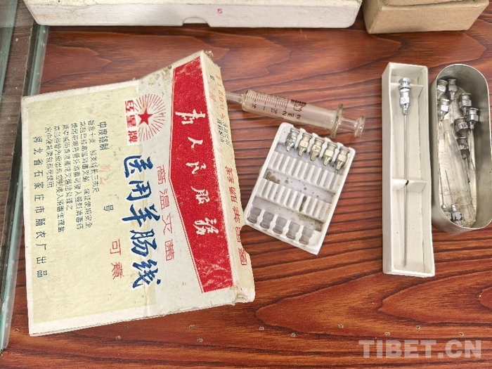 图为王万青使用过的医疗器具 摄影：邹慧