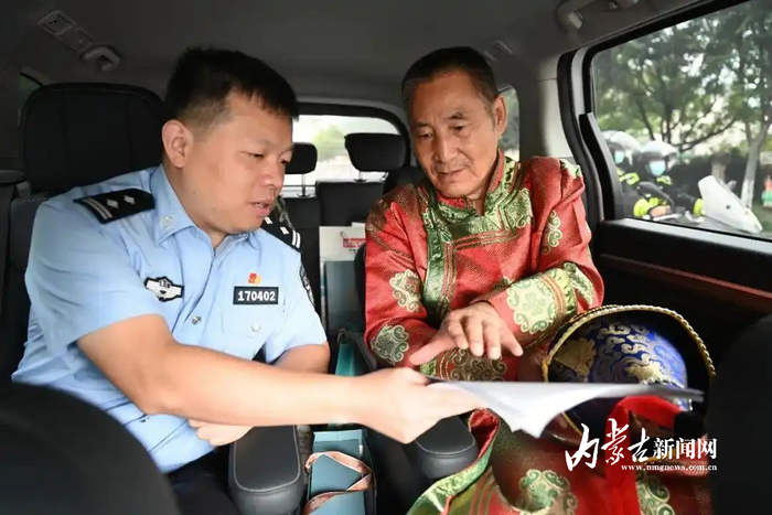 柯伟力（左）与“国家的孩子”巴特尔（资料图片）