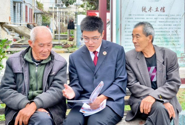 办案检察官向社区群众进行防范假冒伪劣农药普法宣传。