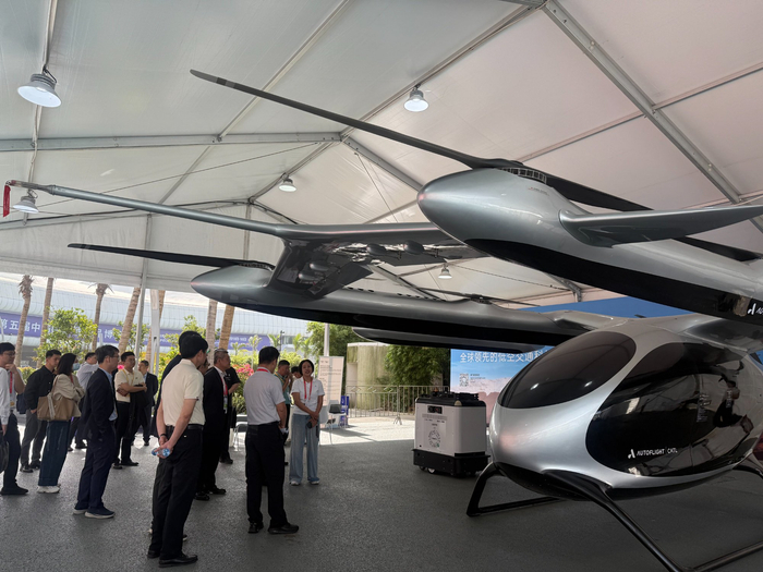 上海峰飞航空在第五届消博会展出的eVTOL航空器（央广网记者  付美斌  摄）