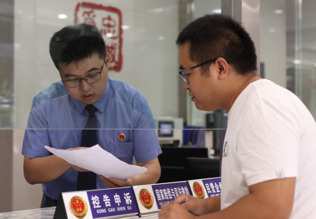 办案检察官接待该案被害人，向其答复案件办理情况。
