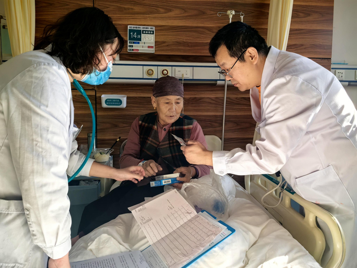 郝盼盼（右）在病房复查。