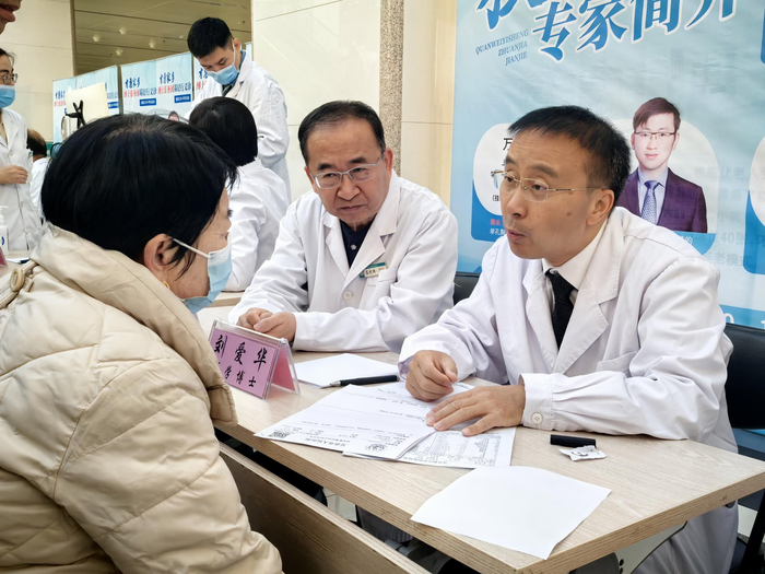 刘爱华挂职自治区人民医院副院长时赴吴忠市人民医院开展义诊。