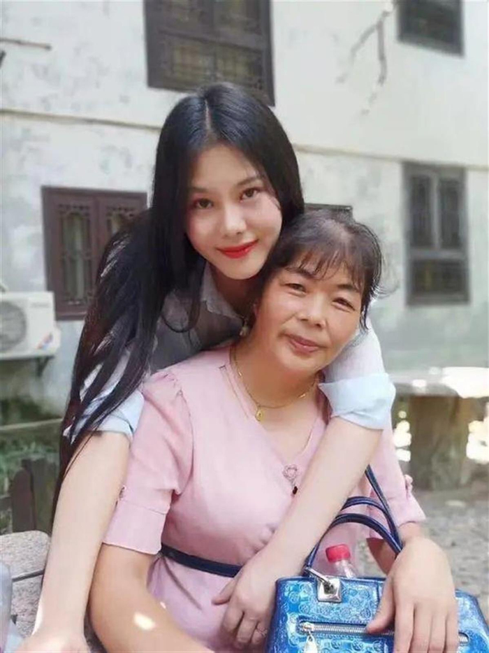 王婷与曾志的母亲情同母女（图源：掌上衡阳）