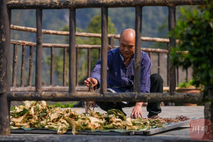 3月27日午饭之后，杨正邦开始制作土菜。 摄影 吴聃