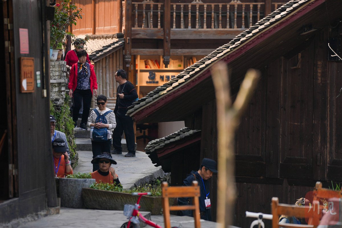3月27日上午，游客正在参观十八洞村。摄影 吴聃