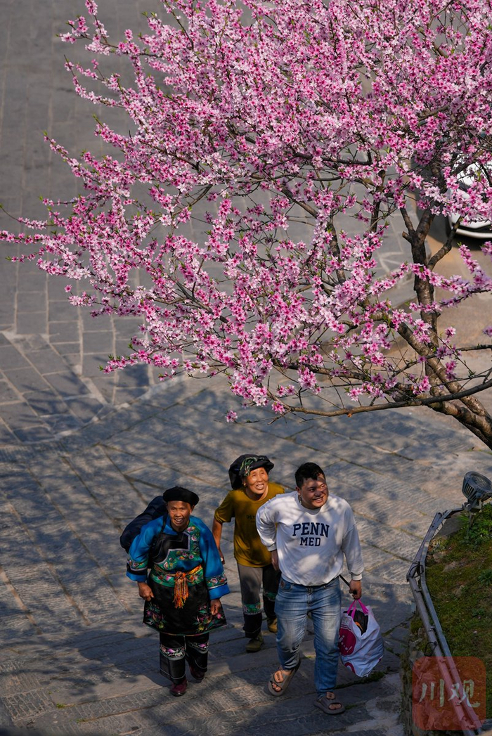3月27日下午，十八洞村服务人员开始准备晚餐。 摄影 吴聃