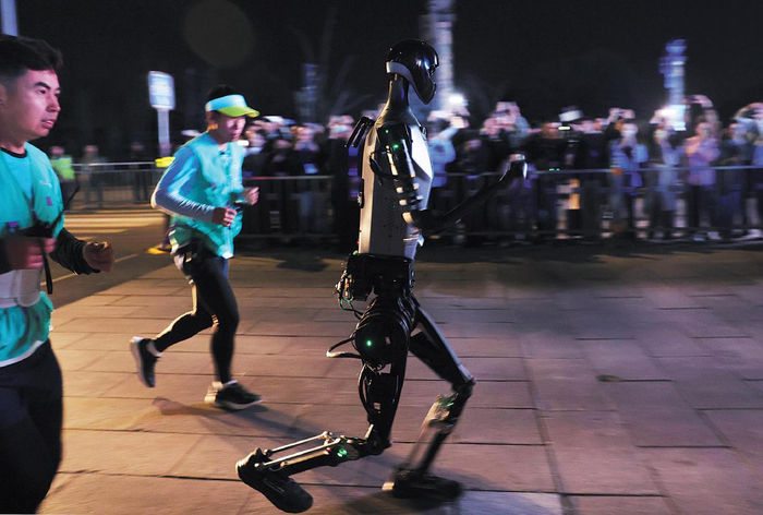 4月9日晚，南海子公园，“天工”机器人在奔跑中。摄影/新京报记者 李木易