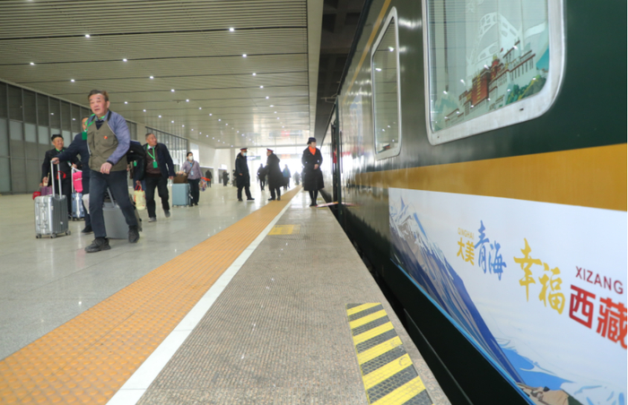“大美青海·幸福西藏”旅游列车在拉萨火车站经停。通讯员 袁昌玲 摄