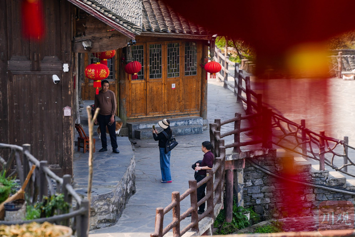 3月27日下午，游客正在十八洞村梨子寨打卡。 摄影 吴聃