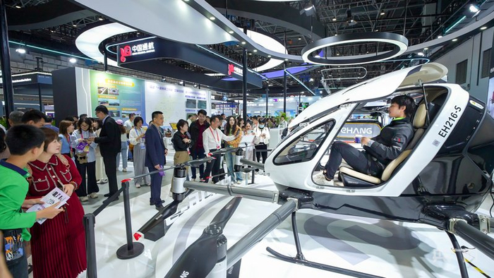 亿航智能在第五届消博会展出的低空飞行器（央广网发  邱梓瑶  摄）