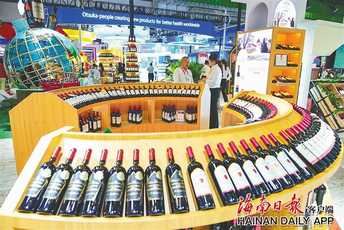 4月13日，企业参展商在消博会上展出的美酒。海南日报全媒体记者 张茂 摄
