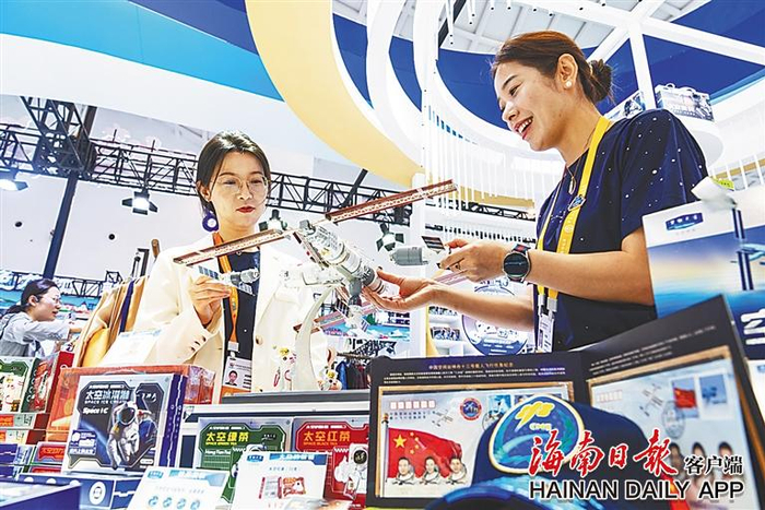 4月14日，一名观众了解航天系列产品。海南日报全媒体记者 袁琛 摄