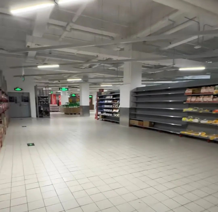 乐尔乐富绅商业国际仓目前店内情景