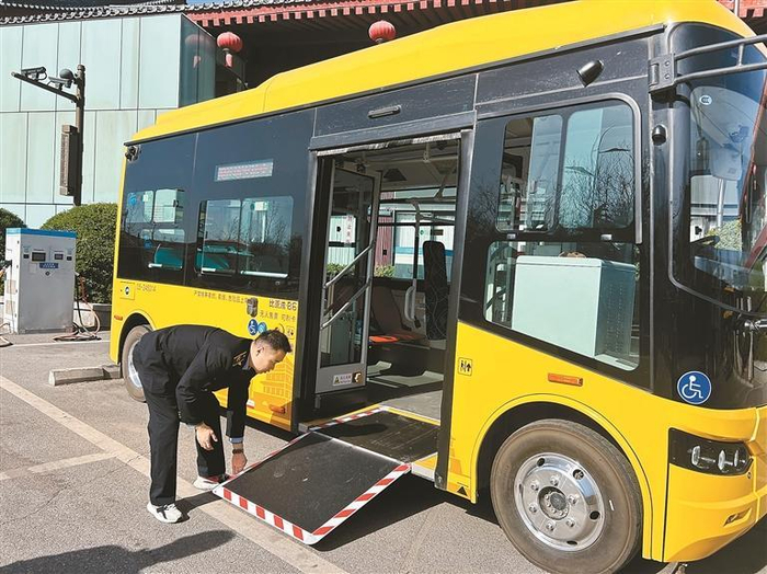 驾驶员齐煜展示“宝宝巴士”的无障碍设施
