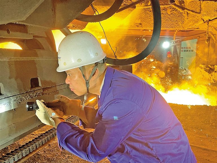 北疆工匠、包钢高炉炉前工首席技能大师孔德礼在高炉前检查。