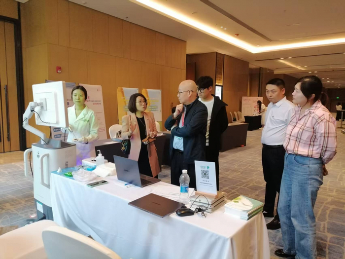 图:大会执行主席、佛山市第一人民医院乳腺外科的叶国麟教授莅临树突精密展台