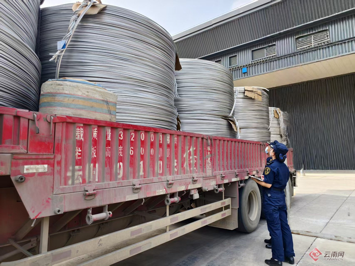 海关关员在天保口岸对出口越南的电工圆铝杆开展监管。昆明海关供图